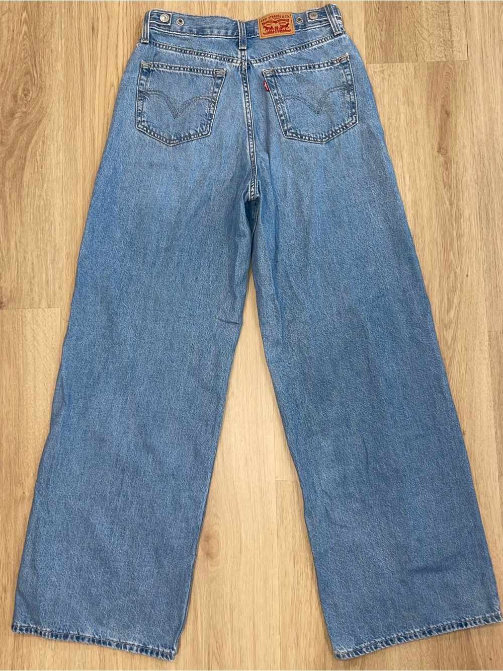 Levi's High Rise Cinched Baggy Jeans - Picture 2 of 10